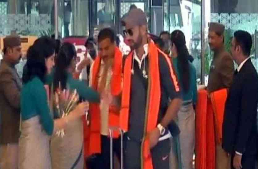 Team India, भगवा गमछे से हुआ खिलाड़ियों का इस्तकबाल