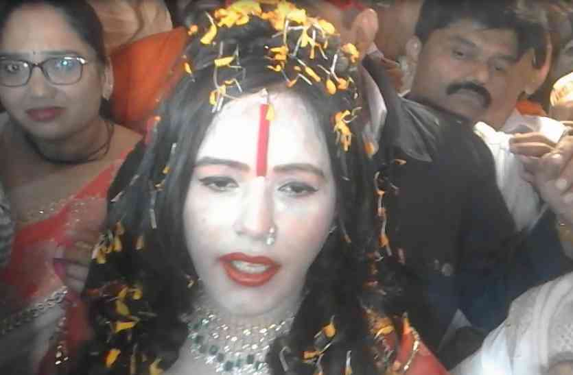 radhe maa Video: सीएम योगी के सवाल पर आग बबूला हुई राधे मां, कहा- टॉर्चर करना बंद करें