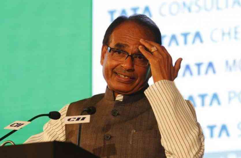 cm shivraj singh in front congress mla caught pocket maar cm shivraj singh latest news मुख्यमंत्री के सामने विधायक की जेब काट रहा था पॉकेटमार, देखें लाइव वीडियो जबलपुर बुलेटिन में