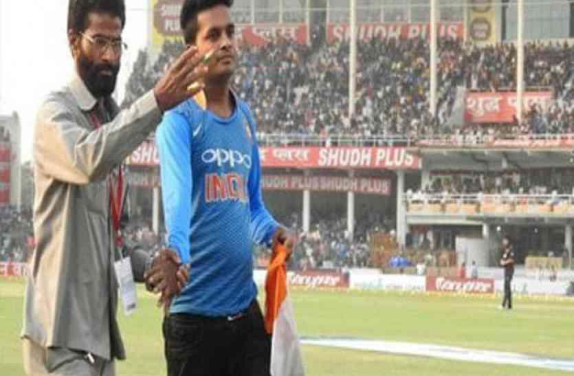 Team India विराट का शतक लगते ही मैदान में कूदा फैन, फिर जानें क्या हुआ...