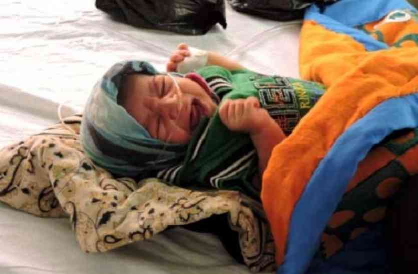 children become sick from pneumonia सर्दी के मौसम में तेजी से इस बीमारी की चपेट में आ रहे बच्चे, हो जायें सावधान