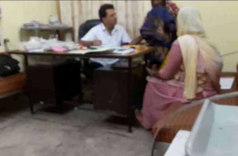 doctor sees patient at home PATRIKA STING : ड्यूटी समय में डॉक्टर साहब घर पर देख रहे थे मरीज , पत्रिका पहुंचा घर तो उड़़ गए होश...देखें वीडियो