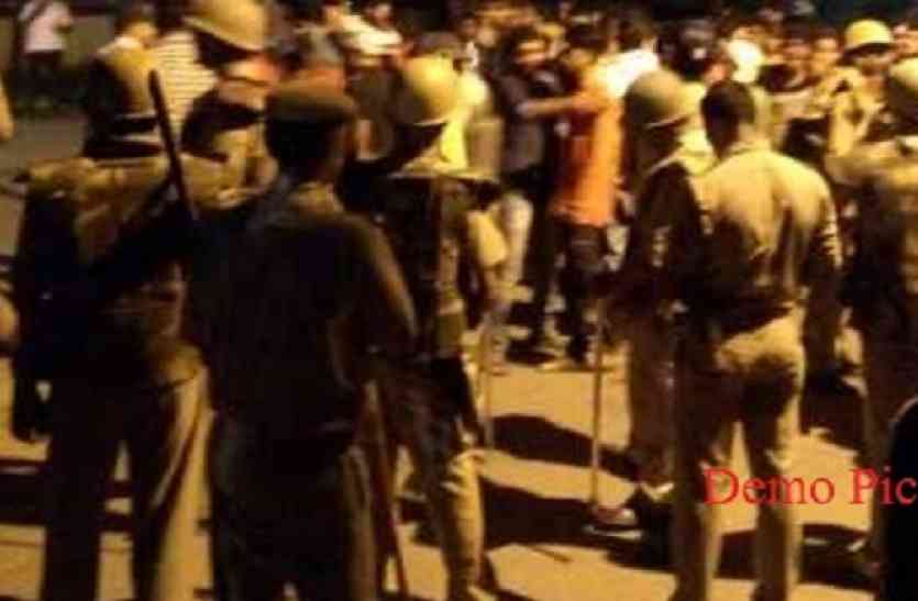 violence,fight,Clash,Uproar,jaunpur news in hindi,two side fight,HINDU MUSLIM FIGHT,Two Side Clash,violence in jaunpur, यूपी के जौनपुर में दो समुदायों में तनाव, कई थानों की फोर्स तैनात