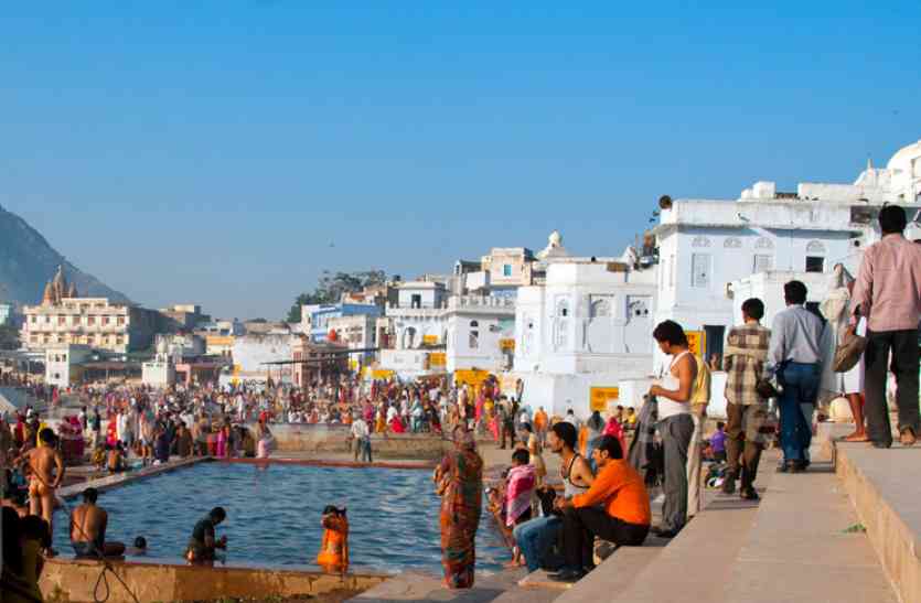 prayer and worship in pushkar lake pushkar Mela 2017: ब्रह्म मुर्हूत में लगाई श्रद्धालुओं ने डुबकी, मंत्रों से गूंज उठा समूचा पुष्कर