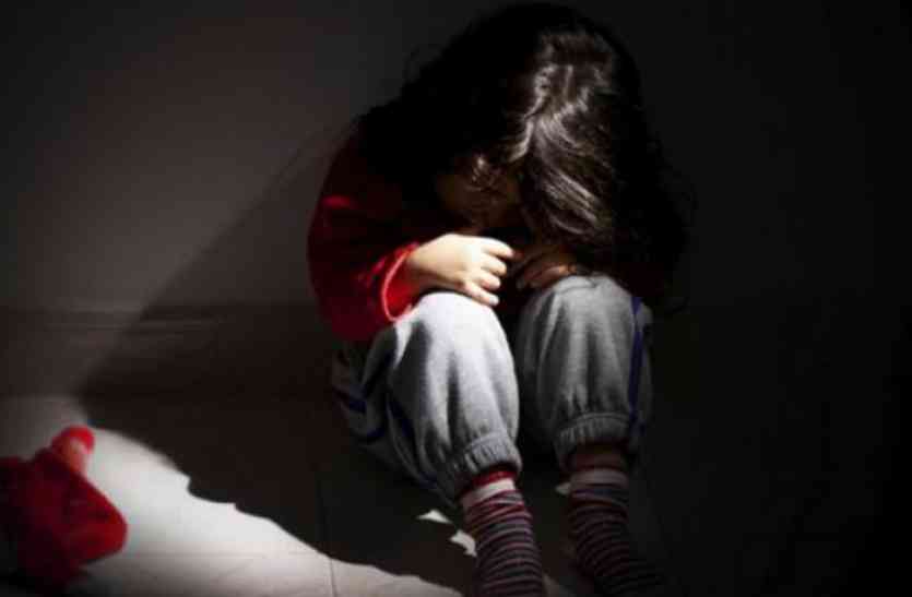 Minor Girl Rape नशे में धुत पापा को किया बॉथरूम में बंद, फिर कमरे में अंकल ने की हैवानियत की हदें पार