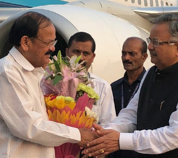 Vice President M Venkaiah Naidu Arrives In Raipur | उपराष्ट्रपति एम ...