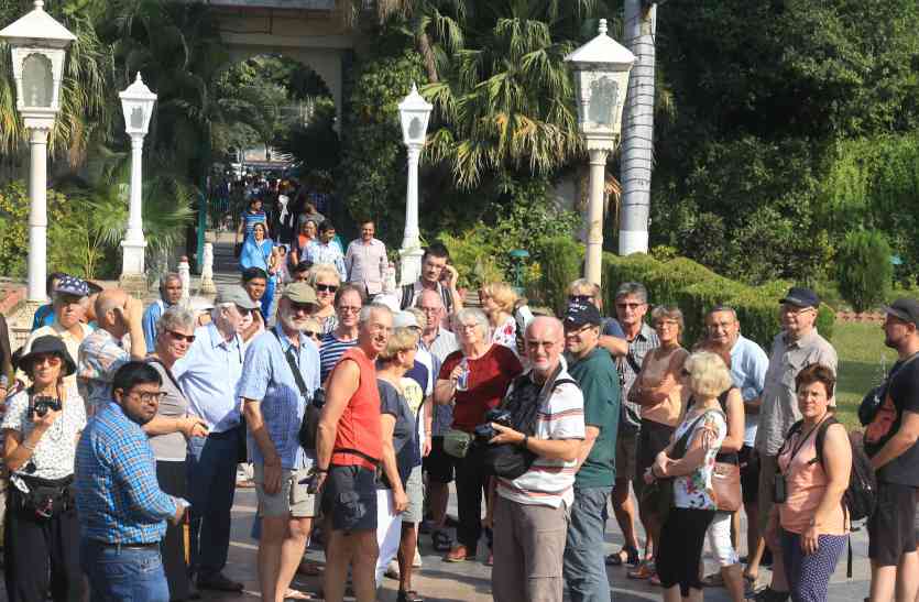 tourists in udaipur 1 Year Of Demonetization : उदयपुर में TOURISM पर नोटबंदी के साथ GST भी पड़ी भारी...