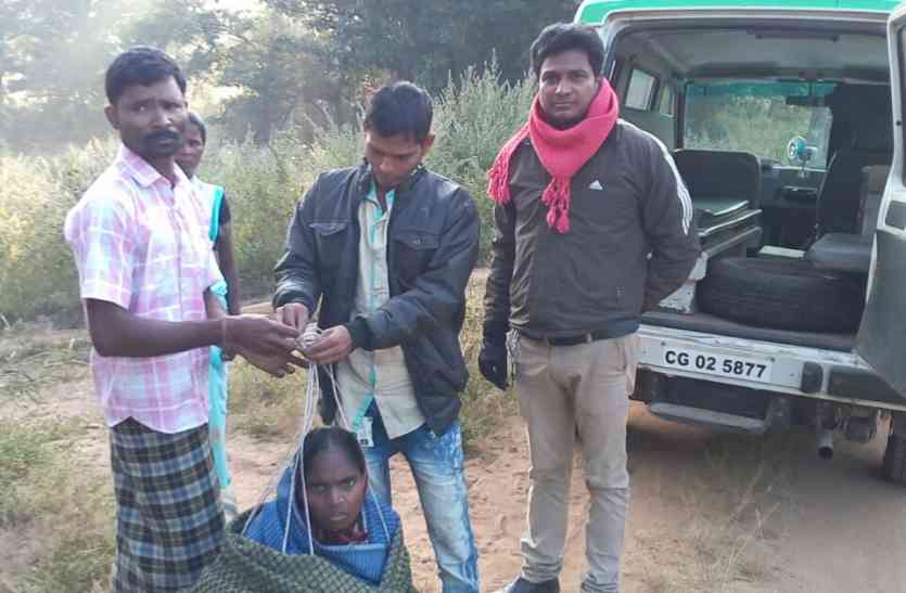 वाहन में ही दिया मां ने बच्चे को जन्म प्रसव पीड़ा से तड़पती महिला को पैदल डोला से लाया 102 तक, वाहन में ही दिया मां ने बच्चे को जन्म
