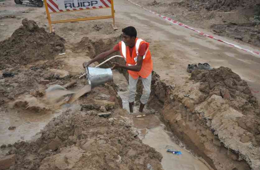 broken water pipe Video : खुदाई करते टूटी पेयजल पाइप, हजारों लीटर शुद्ध पानी गलियों में बहा