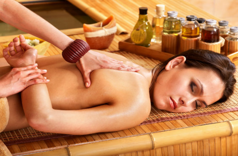 Gemischtrassiger Miniarsch Zierlicher Massage