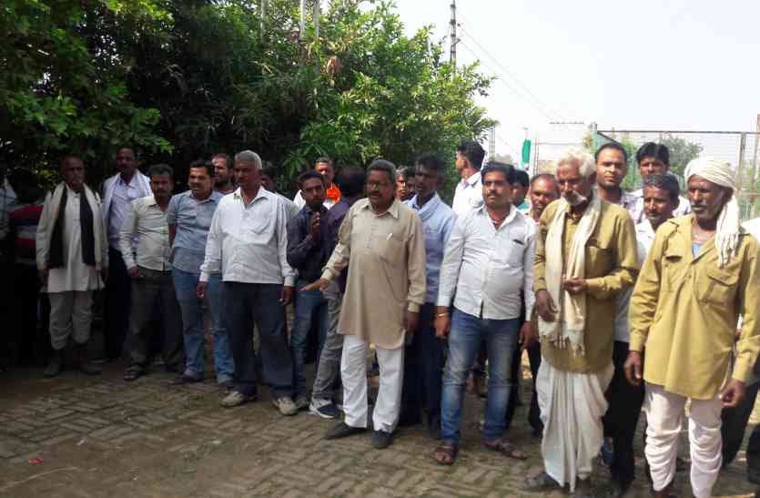 Protest of farmers on the power office सिंचाई के लिए पर्याप्त विजली न मिलने से नाराज किसानों ने बिजली उपकेंद्र में जड़ा ताला
