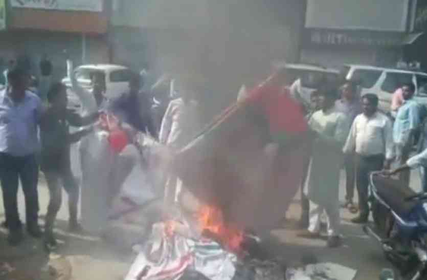 samajwadi party बड़ी खबर: समाजवादी पार्टी कार्यालय में शिवपाल समर्थकों का हंगामा, लगाई लाग, मारपीट