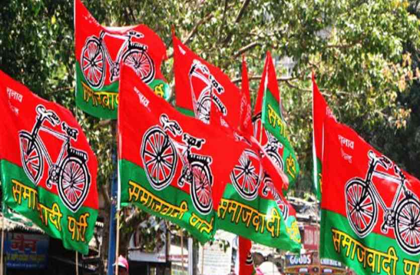 SP Flag निकाय चुनाव-2017: पत्नी थी चेयरमैन, इस बार सपा ने पति पर खेला दांव
