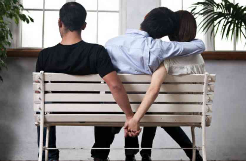 physical relationship teach by lady यौन संबंधों पर लड़कों को मैडम ने कुछ ऐसे समझाया, देखते रह गए लोग - देखें वीडियो