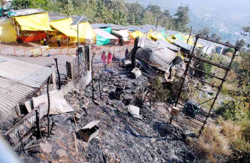 learn-how-fire-in-18-shops-engaged-in-teerthnagri-salkanpur जानिए कैसे: तीर्थनगरी सलकनपुर में एक साथ लगी 18 दुकानों में आग