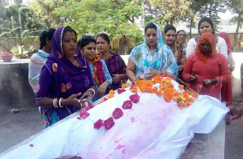 cremation ceremony by women video: उदयपुर की इन महिलाओं के जज्बे को आप भी करेंगे सलाम... इन्होंने उठाया है लावारिस व असहाय लोगों के दाह संस्कार का जिम्मा