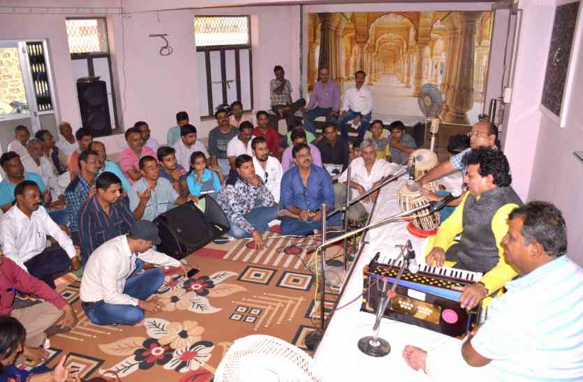 Composer Dehara presented the songs of the forgotten songs ओ दूर के मुसाफिर हमको भी साथ लेले रे....