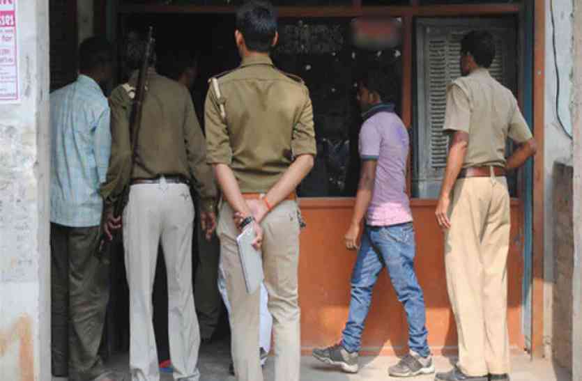 hardoi crime बंद दुकान से आ रही थी युवक-युवती की आवाजें, शटर खुला तो सन्न रह गए....