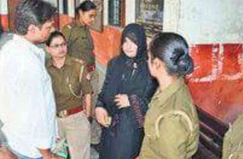 nikay chunav बुर्का पहन नामांकन करने पहुंची सपा की बागी उम्मीदवार महिमा गुप्ता, बताया जान को खतरा