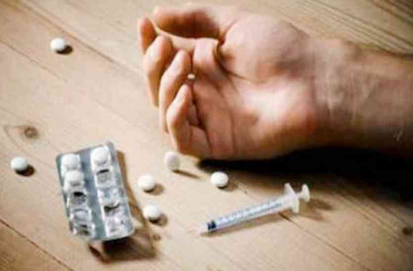 Etawah Crime जहर खाकर मां, बाप और बेटे ने दी जान, सुनकर लोगों के उड़ गए होश