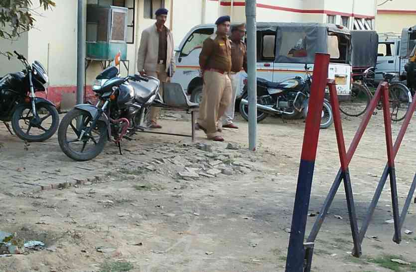 Villagers beaten of Dabangs Accused of Indecency दबंगों ने बहू-बेटियों से की अभद्रता, ग्रामीणों ने दौड़ा-दौड़ा कर पीटा