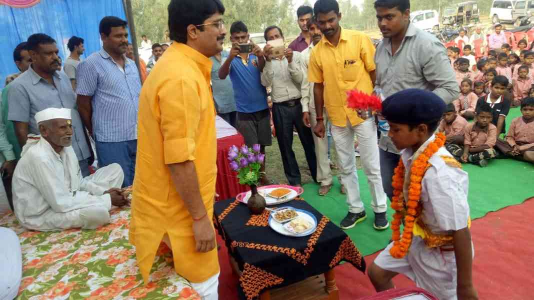 Raja Bhaiya Distribute Prize