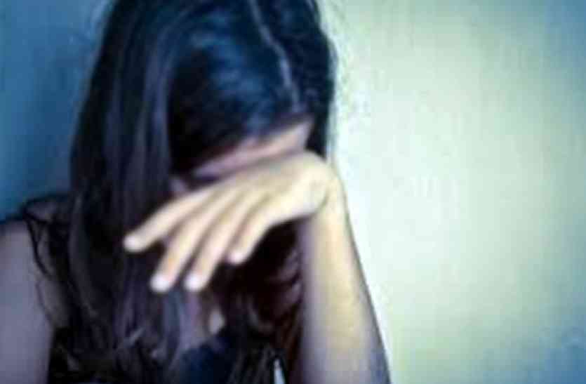 Womens Harassment बुरी नियत से नाबालिग का पकड़ा हाथ, फिर अपने पास खींचकर...