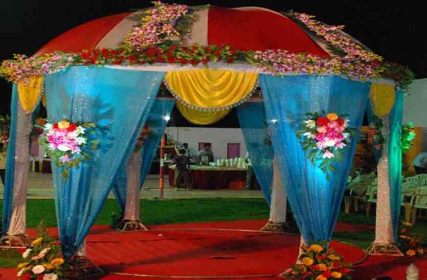 theft at marriage video: शादियों के धूमधड़ाके में चोरों की पौबारह, कहीं से जेवर के बैग तो कहीं लिफाफों से भरा पर्स ले उड़े