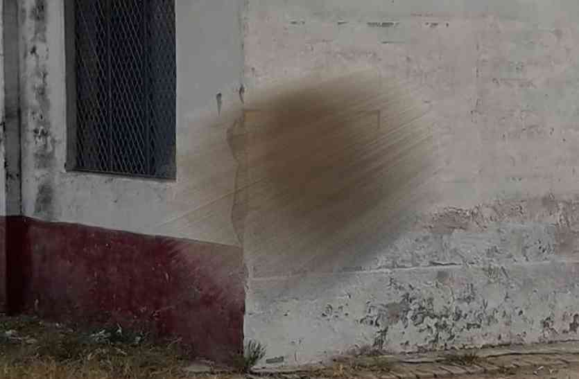 Dirty Wall स्कूल की दीवार पर ये क्या लिख दिया, सब जगह मच गया हड़कम्प