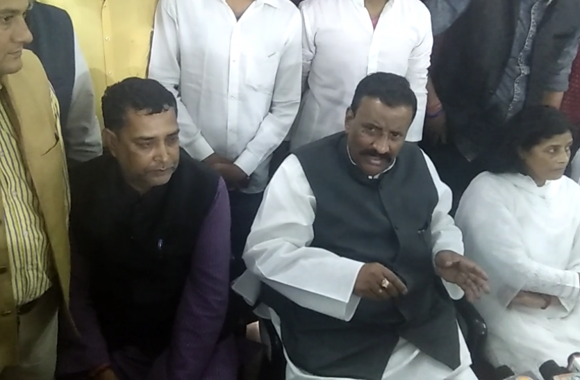 Harivansh बोले यूपी के खौफजदा सांसद - मुझ पर चल रही थी गोलियां, पुलिस संभाल रही थी टोपी