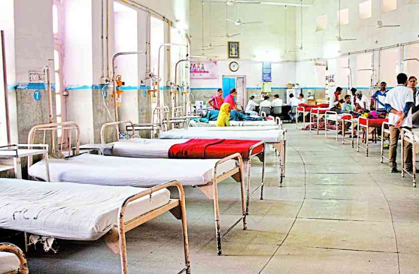 Doctors strike in udaipur सेवारत चिकित्सकों की हड़ताल का तीसरा दिन : रेजिडेंट चिकित्सकों ने भी किया कार्य बहिष्कार, गांवों में आहत हो रहे मरीजों को शहर में भी नहीं मिली राहत