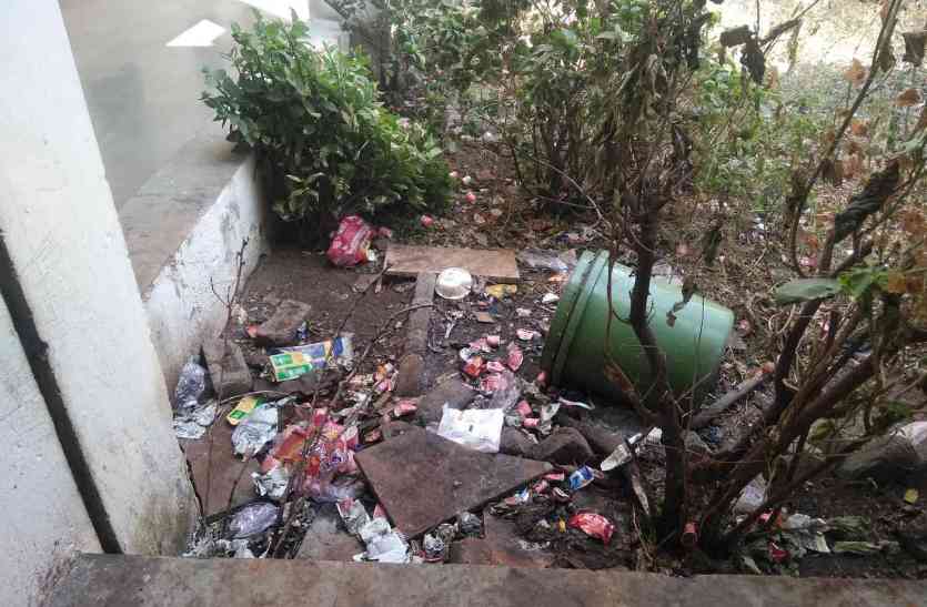 pratapgarh जो खुद ही फेल, वो दूसरों की क्या करेंगे रैंकिंग?
