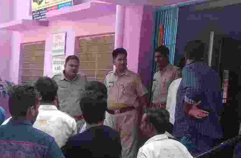 pratapgarh ट्रांसफॉर्मर उतारते वक्त विद्युत सप्लाई चालू होने से किसान झुलसा, मौत