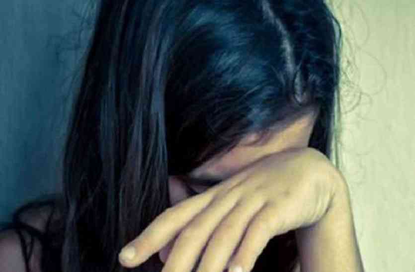 rape with school girl टीचर ने फेल करने की धमकी देकर छात्रा से बनाए अवैध संबंध, ट्यूशन के समय...