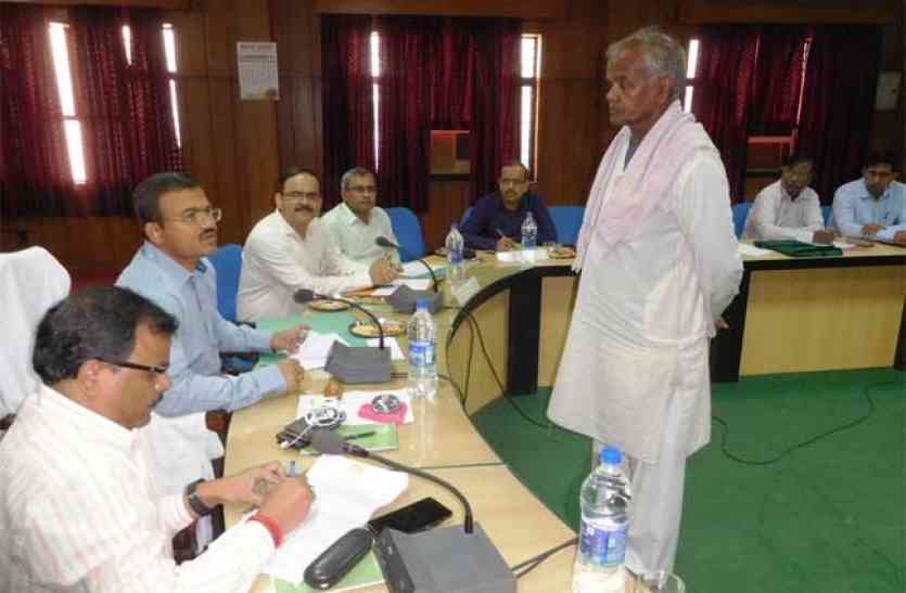 Big Decision in azamgarh मंडलायुक्त का बड़ा फैसला : अब काम नहीं तो दाम नहीं की नीति होगी लागू