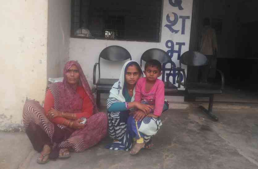 Why did the boy flee from the adoption of a mother what is the matter?, news in hindi, mp news, dabra news मां की गोद से मासूम को छीनकर भागा पति,जरा सी बात पर दी इतनी बढ़ी सजा