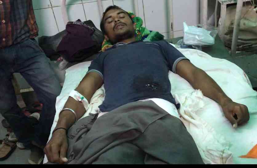 youth was taking the buffaloes water only then the bullet hit, news in hindi, mp news, dabra news भैंस को पानी पिलाने ले जा रहा था युवक,तभी गन्ने की फसल से निकली गोली और बॉडी का कर दिया ये हाल