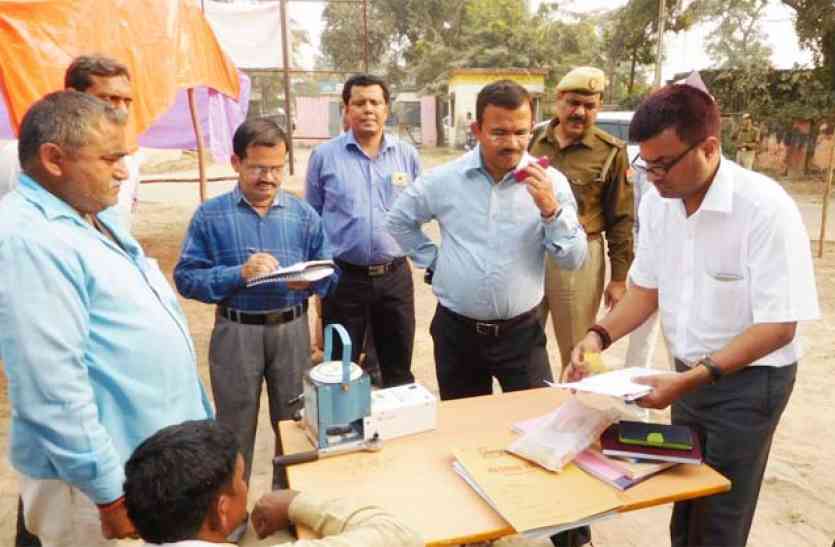 Azamgarh commissioner said धान क्रय केन्द्र पर कोई समस्या होती है तो इस नंबर पर दे जानकारी