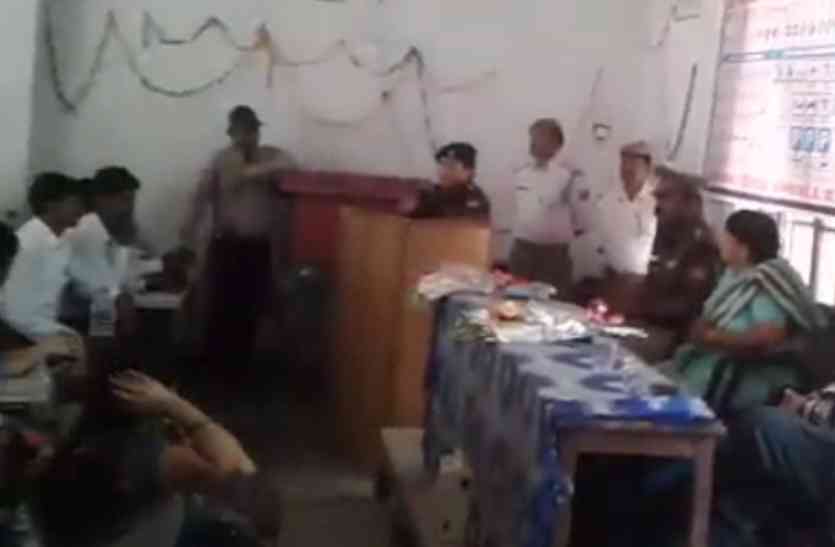 CO Ruchi Gupta in traffic month Unnao UP Hindi News इस लेडी ऑफिसर ने जब पूछा- क्यों भाग जाते हो पतली गली से, तो फिर...