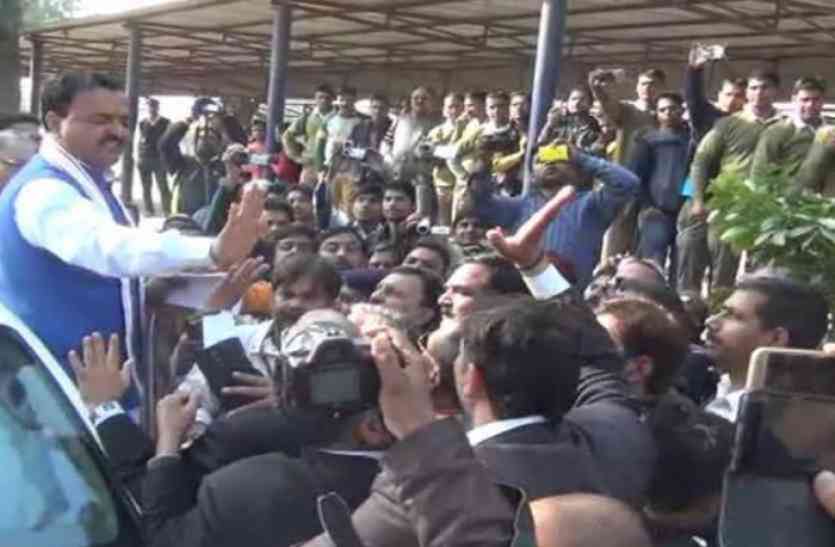 UP Deputy CM Keshav Prasad Maurya in Kanpur Dehat UP Hindi News डिप्टी सीएम के पहुंचते ही भड़का गुस्सा, सड़क पर उतर आए लोग और फिर जो हुआ...
