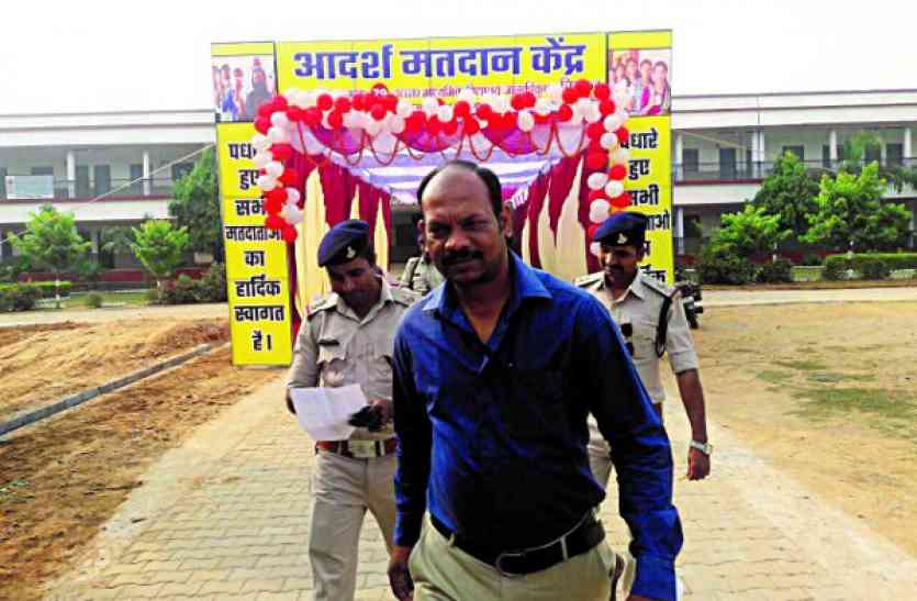 Chitrakoot by-election: votes lock in evms results on 12 november Chitrakoot by-election: जनता का मत EVM में कैद, कौन होगा MLA फैसला 12 नवंबर को