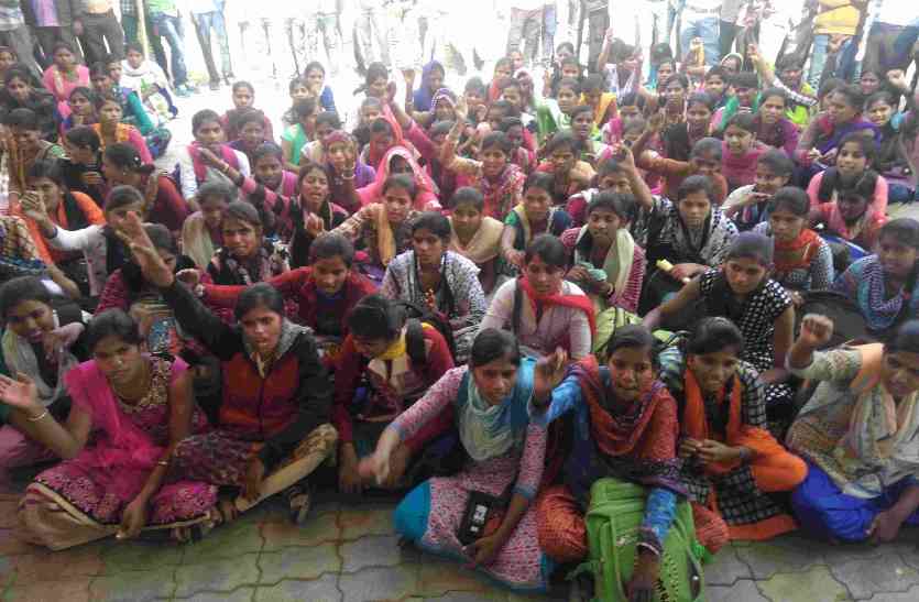 pratapgarh काउंसलिंग को लेकर अभ्यर्थियों ने किया प्रदर्शन