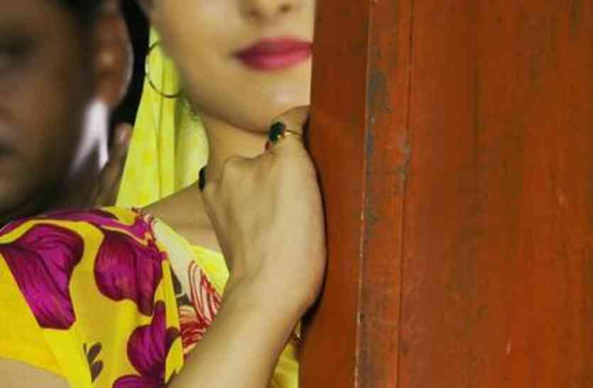 Woman absconded with lover in Auraiya UP Hindi News 5 बच्चों की मां घर में थी अकेले, अचानक पहुंचा पति, फिर जो हुआ यकीन करना हुआ मुश्किल