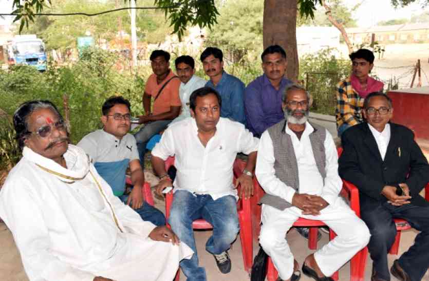 Chitrakoot bypoll: congress candidate guarding evms Chitrakoot bypoll: स्ट्रांग रूम में डटे कांग्रेस प्रत्याशी, EVM मशीनों के साथ छेड़छाड़ की आशंका