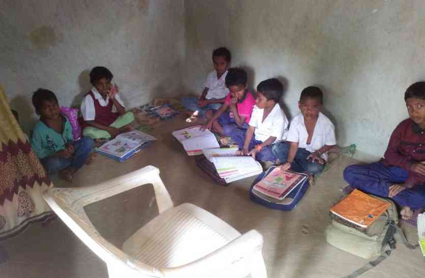 There are some schools in the era of Digital India डिजिटल इंडिया के जमाने में कुछ स्कूल ऐसे भी हैं...