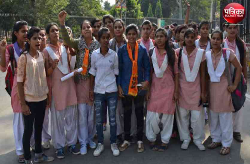 Bhilwara, bhilwara news, Opposed Padmavati film screenings in bhilwara, Latest news in bhilwara, Bhilwara News in hindi, Hindi News in bhilwara, Latest hindi news in bhilwara पद्मावती फिल्म प्रदर्शन पर लगे रोक, छात्राएं सड़़कों पर