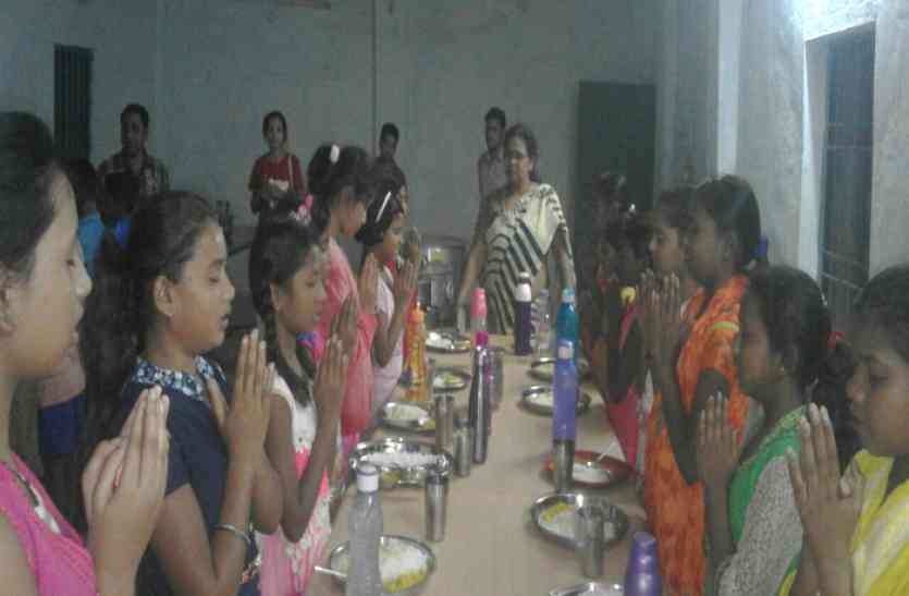 Jwaher navodya vidyalay इस स्कूल में राष्ट्रगान के साथ पढ़ाई और भोजन के पहले मंत्र बोलना जरुरी, पढ़ें खबर