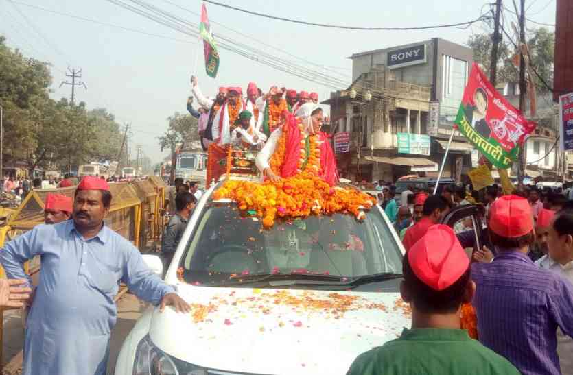 balrampur नामांकन में आचार संहिता की उड़ीं धज्जियां, सैकड़ों गाड़ियों के काफिले से घंटों जाम रहा मार्ग