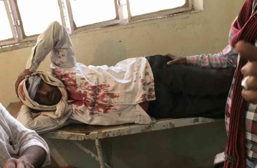 Injured Employee इस गांव के गांव वाले इतने खतरनाक है कि पुलिस के साथ जाने पर भी कर देते हैं लाठियों व पत्थरों से हमला