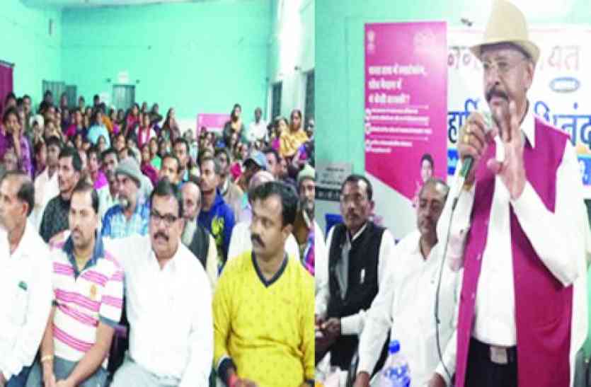 Minister Bhaiyalal Rajwade घर बचाने अनशन पर बैठे लोगों के बीच नोटबंदी का भाषण देने लगे रमन के ये मंत्री